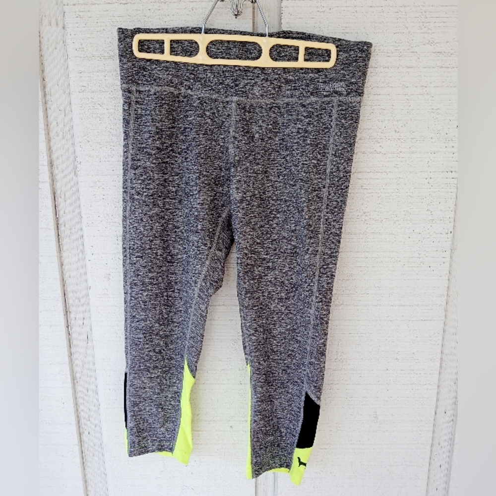 PINK Victoria's Secret Yoga Capri Pants Bottoms Smooth & Sleek Workout Gear